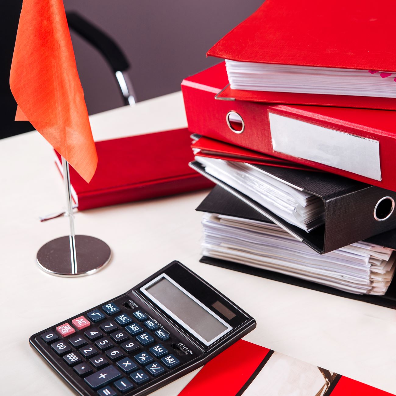 office-working-place-calculator-folders-flag-table1